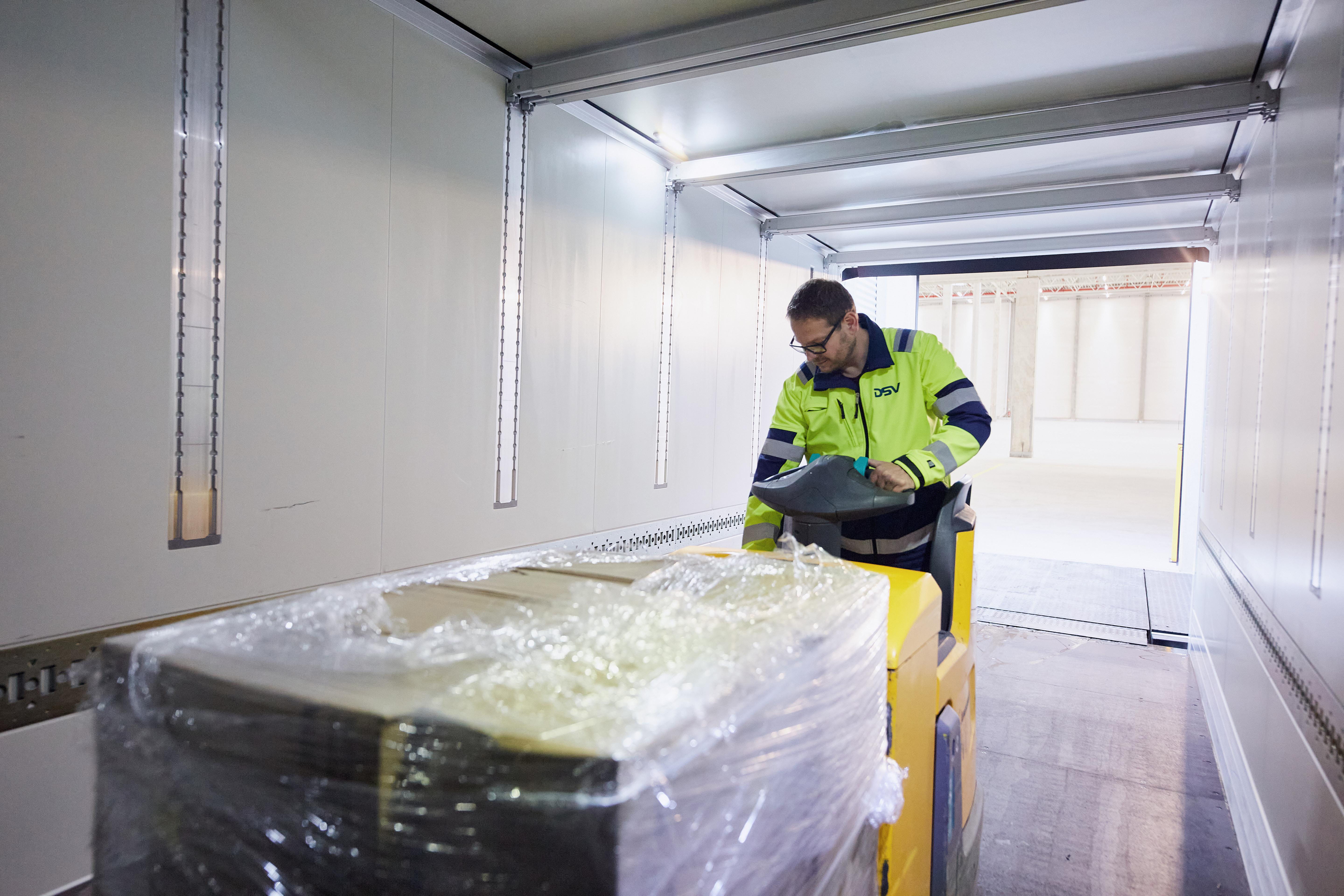 DSV medarbeider triller gods ut av lasterom